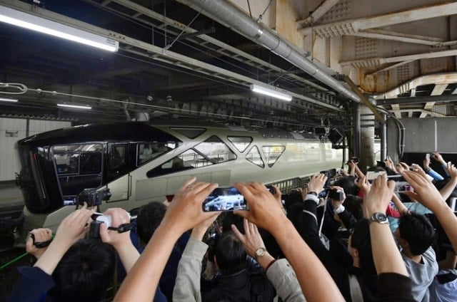 Công ty đường sắt JR East, chủ đầu tư của Shiki-Shima, đã cho chạy chuyến tàu đầu tiên vào ngày 1/5 trong hành trình 4 ngày tới vùng đông bắc Nhật Bản.