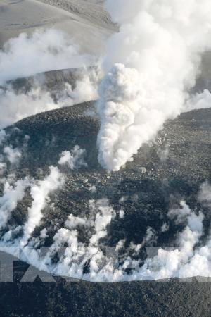 Núi lửa Shinmoe trên đảo Kyushu, Nhật Bản phun tro bụi ngày 9/3. Ảnh: Kyodo/TTXVN