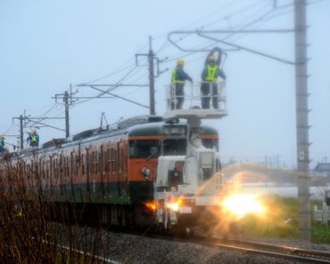 Tầu điện Nhật dừng khẩn cấp do đứt dây điện 250 khách…