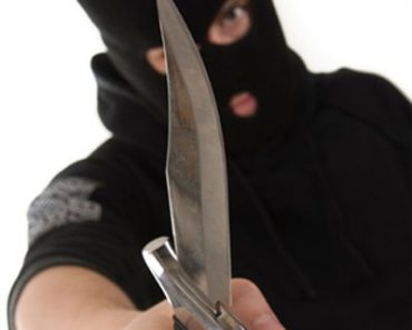 Nhật Bản: Nhóm 3 người đeo mặt nạ cầm dao gây 2 vụ cướp liên tiếp