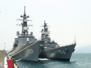 Hai chiến hạm Nhật Bản DD - 156 và DD - 109
