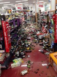 Đổ vỡ trong siêu thị Nhật Bản