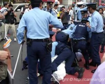 Video Nhật xảy ra vụ dùng dao kè cổ cướp điện thoại trên đường vào sáng sớm