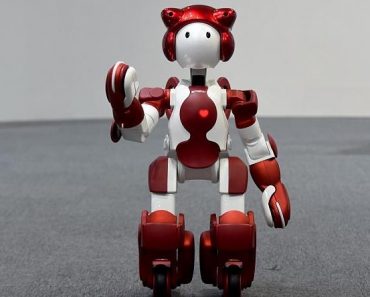 Robot chào đón du khách ở sân bay Nhật Bản