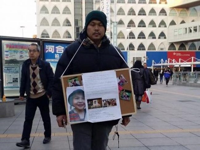Anh Lê Quang Hào (bố bé Nhật Linh) đứng tại các ga tàu điện ngầm, điểm đông người để xin chữ ký