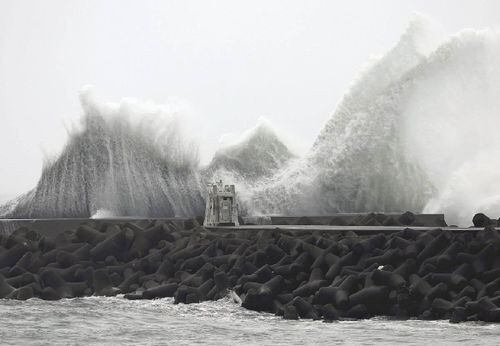 Sóng đánh vào đê chắn sóng tại cảng Udono ở Kiho, tỉnh Mie, vào sáng 14/8. Ảnh: The Yomiuri Shimbun