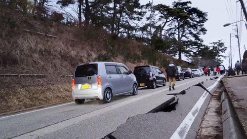 Con đường bị hư hại do động đất ở Wajima, tỉnh Ishikawa, Nhật Bản