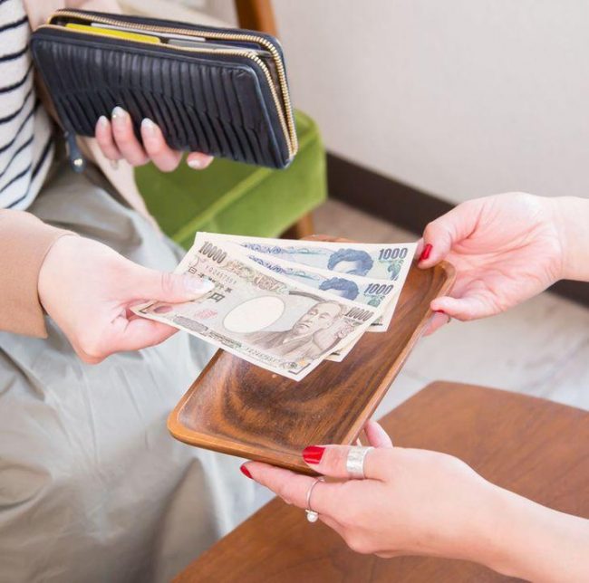 Sử dụng một khay nhỏ để thanh toán bằng tiền mặt ở Nhật