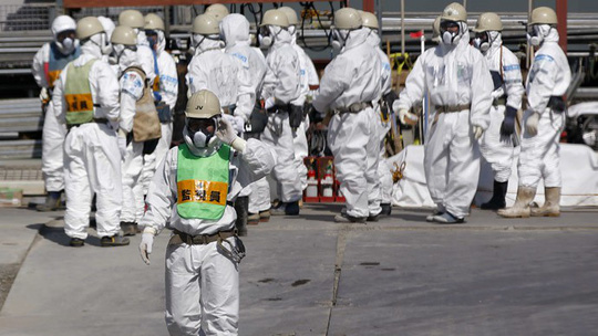 Công nhân tại nhà máy điện hạt nhân Fukushima Daiichi gặp sự cố Ảnh: Reuters