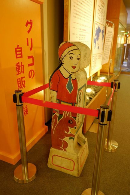 Máy bán kẹo tự động của Glico có lịch sử lâu đời từ năm 1924 và thu hút trẻ em nhiều thế hệ tại Nhật.   