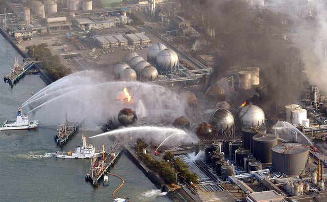 Quang cảnh hủy diệt ở nhà máy điện hạt nhân Fukushima sau thảm họa động đất sóng thần tháng 3-2011 - Ảnh: REUTERS
