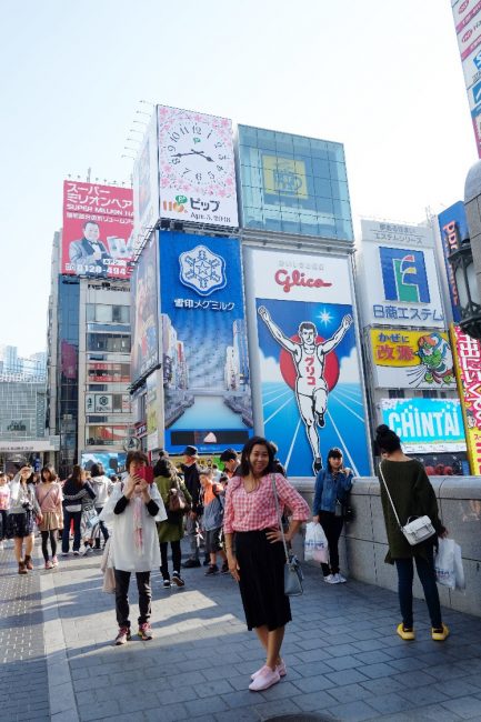 Mẹ Nguyễn Ngọc Thanh – khách hàng may mắn trong chuyến đi tri ân khách hàng của Glico ICREO chụp ảnh tại biển hiệu Glico Man –biểu tượng nổi tiếng của Osaka   