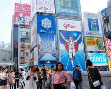 Mẹ Nguyễn Ngọc Thanh – khách hàng may mắn trong chuyến đi tri ân khách hàng của Glico ICREO chụp ảnh tại biển hiệu Glico Man –biểu tượng nổi tiếng của Osaka
