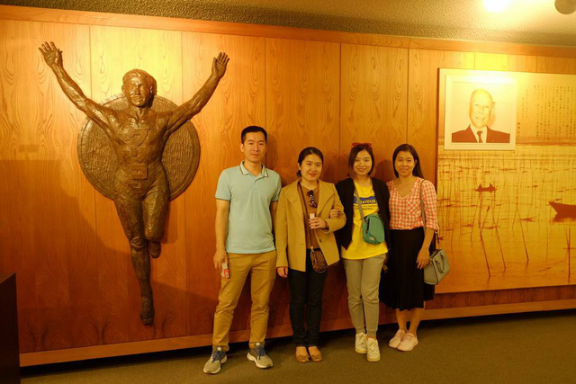 Các mẹ Việt- khách hàng may mắn tham gia chuyến đi tri ân khách hàng của Glico ICREO hào hứng trước những trải nghiệm thú vị tại Bảo tàng Glico - biểu tượng của tập đoàn thực phẩm Nhật Bản hùng mạnh Ezaki Glico.