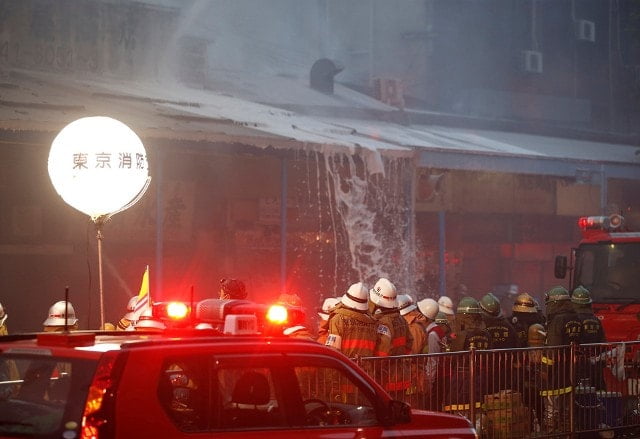 Đội cứu hỏa đang dập đám cháy