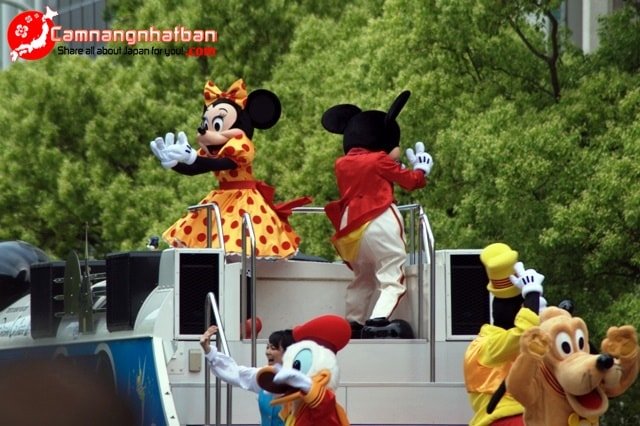 Đội Disney diễu hành với vc chuột Mickey
