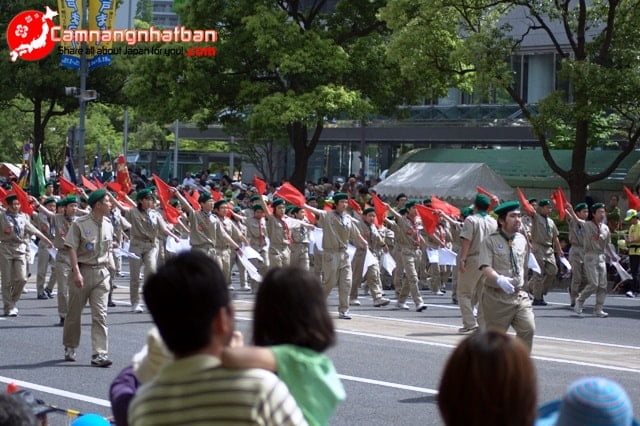 Đội học sinh Nhật diễu hành trong lễ hội