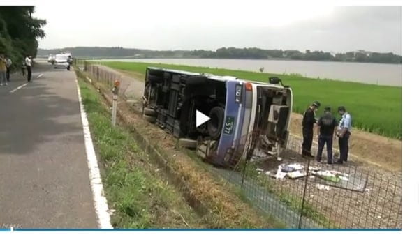 Xe buýt bị lật ở Fukui Nhật Bản