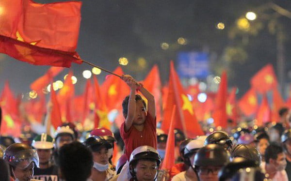 Cách người Việt Nam ăn mừng chiến thắng bóng đá