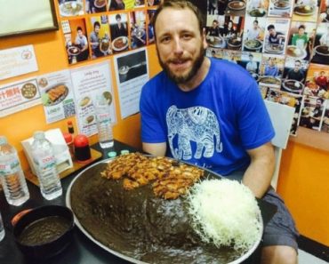Joey Chestnut là du khách Mỹ đến Bangkok để thực hiện thử thách 10 kg cơm cà ri Nhật trong vòng một tiếng. Joey thường xuyên tham gia các cuộc thi ăn nhanh nhưng cũng bỏ cuộc trước đĩa cơm khổng lồ này. Ảnh: Gold Curry.