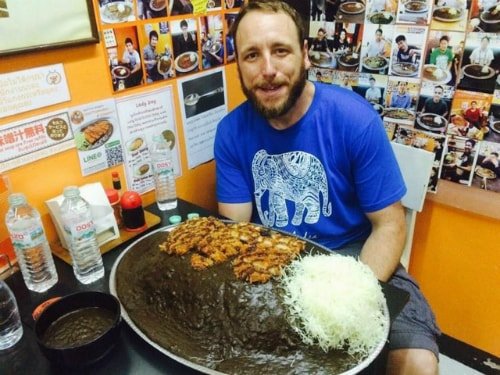 Joey Chestnut là du khách Mỹ đến Bangkok để thực hiện thử thách 10 kg cơm cà ri Nhật trong vòng một tiếng. Joey thường xuyên tham gia các cuộc thi ăn nhanh nhưng cũng bỏ cuộc trước đĩa cơm khổng lồ này. Ảnh: Gold Curry. 