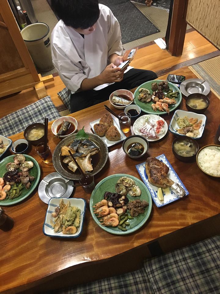 Bữa cơm được chủ quán làm cho nhân viên ở Nhật