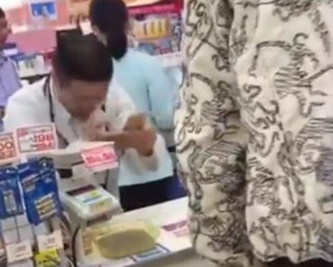 Nhìn cách nhân viên siêu thị Nhật phục vụ khách hàng mới ngả mũ thán phục