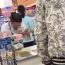 Nhìn cách nhân viên siêu thị Nhật phục vụ khách hàng mới ngả mũ thán phục
