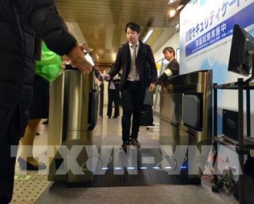 Nhật Bản sử dụng máy quét an ninh toàn thân tại ga tàu điện ngầm
