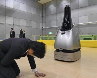 Nhật thử nghiệm robot bảo vệ nhà ga Tokyo