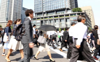 Công nhân, viên chức lao động Nhật Bản đi làm tại quận Marunouchi, trung tâm thủ đô Tokyo sáng 30/5. Ảnh: Nikkei
