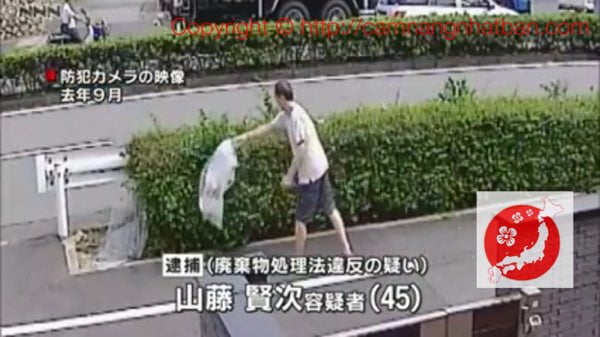 Cảnh người đàn ông vứt rác trên đường
