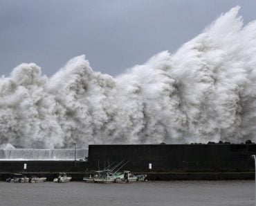Siêu bão Jebi đổ bộ Nhật Bản, cảnh tượng kinh hoàng như trong phim tận thế
