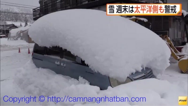 Hình ảnh tuyết rơi dày ở Nhật Bản phủ kín xe ô tô