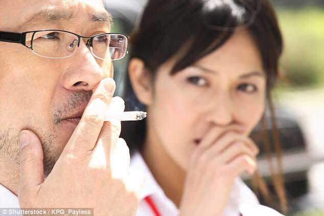 Những người hút thuốc có thể gây hại cho người xung quanh mình. (Ảnh: Shutterstock)