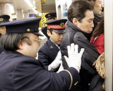 Nhật Bản báo động vấn nạn bạo lực trên tàu điện