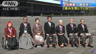 Thủ tướng Abe chụp ảnh cùng 6 người được nhận huân chương văn hoá