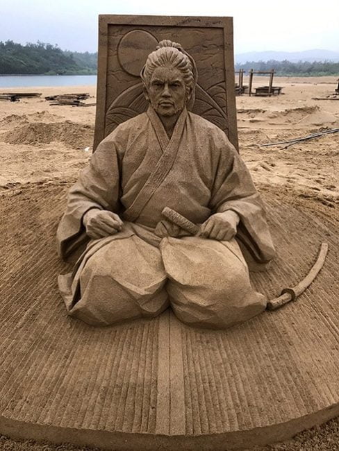  bức tượng cát này là Samurai nổi tiếng trong lịch sử Nhật Bản, Miyamoto Musashi.