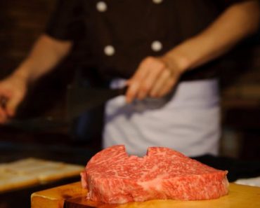 Vì sao thịt bò Kobe có giá ngàn đô?