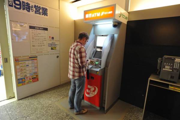 Gửi rút tiền tại cây ATM ở Nhật Bản