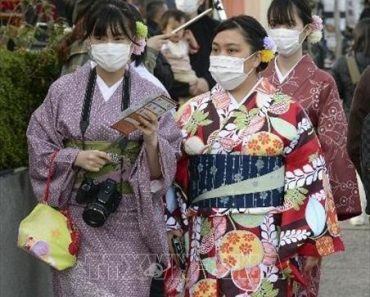 Người dân đeo khẩu trang phòng lây nhiễm COVID-19 tại Kyoto, Nhật Bản. Ảnh: Kyodo/TTXVN