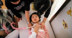 Tại Iwaki, thị trấn phía nam nhà máy hạt nhân Fukushima, bác sĩ tiến hành kiểm tra tuyến giáp cho cô bé Maria Sakamoto, 4 tuổi. Số lượng các ca bệnh tuyến giáp đã tăng lên bất thường sau thảm họa hạt nhân. Ảnh: Reuters.