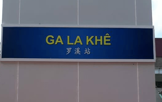 Tên ga được viết bằng tiếng Việt và tiếng Trung