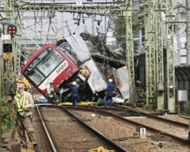 Tàu điện trật bánh sau khi đâm vào xe tải khiến 1 người chết, hơn 30 người bị thương