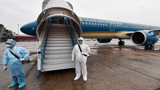 Máy bay của Vietnam Airlines được khử trùng (Ảnh: Internet)