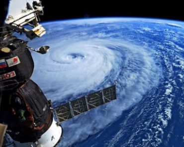 Nhật Bản đối mặt với siêu bão mạnh nhất trong năm 2017